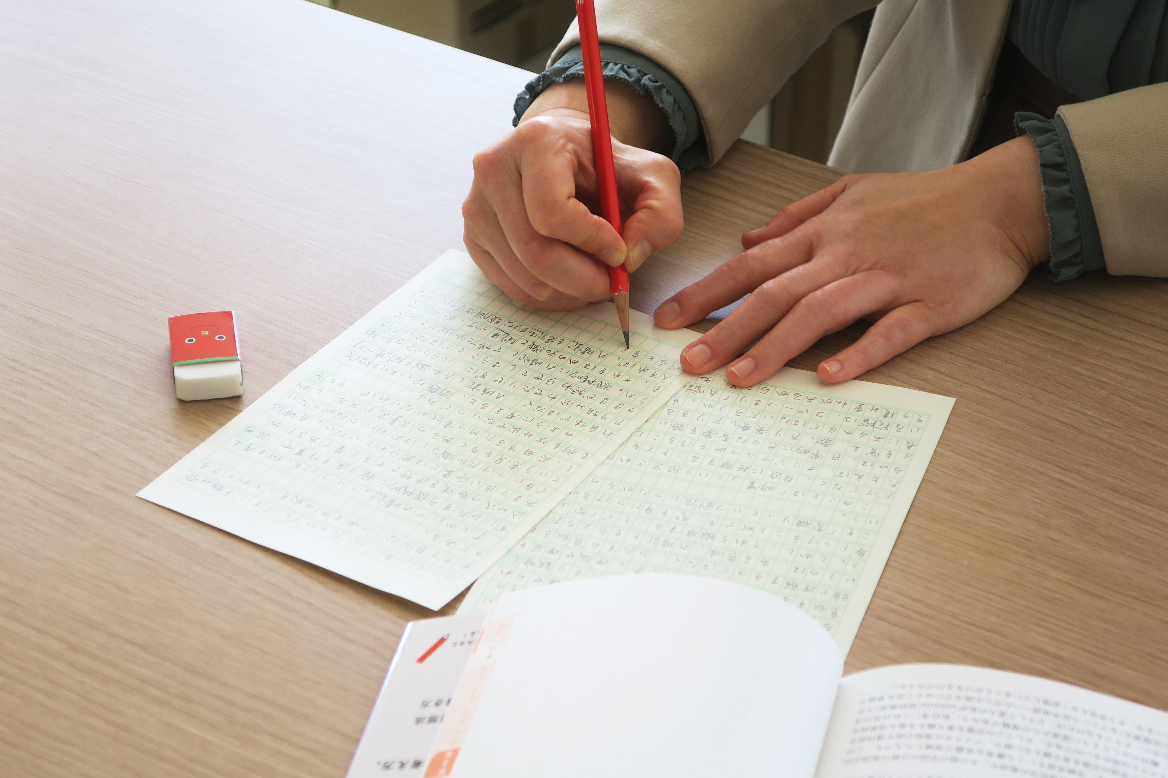 ①付属の解答用紙に解答を書き込む